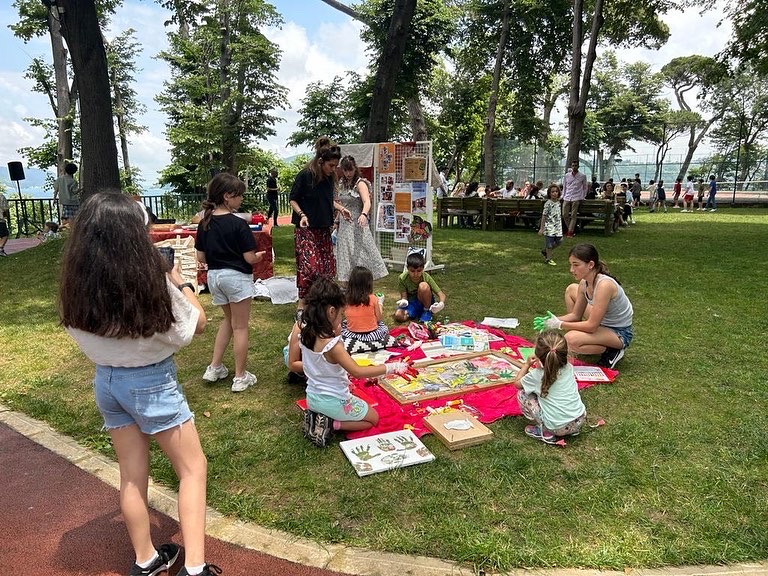 FRAGMENTS DE SOLIDARITÉ — atelier en plein air