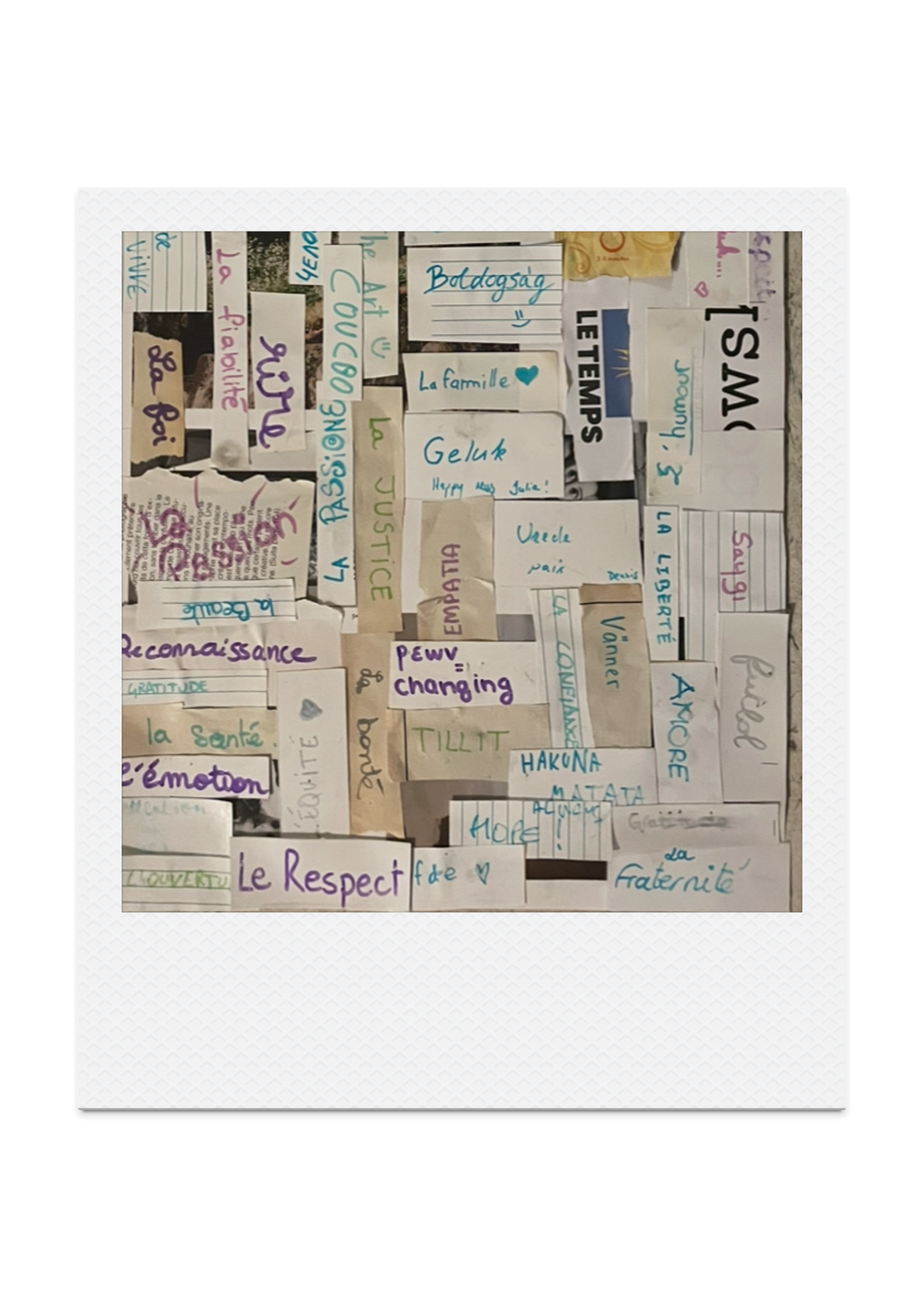 Mains rassemblant des fragments de mots