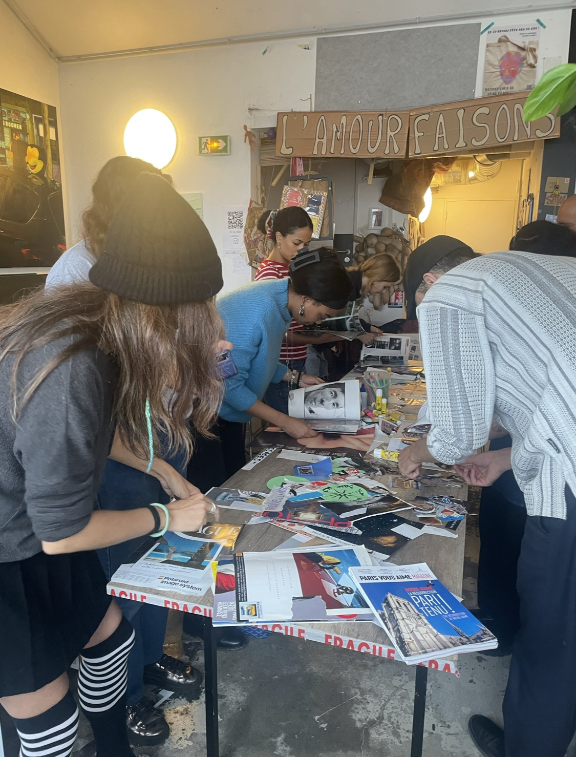 59 Rivoli — atelier L'Amour Faisons, table de collage collectif