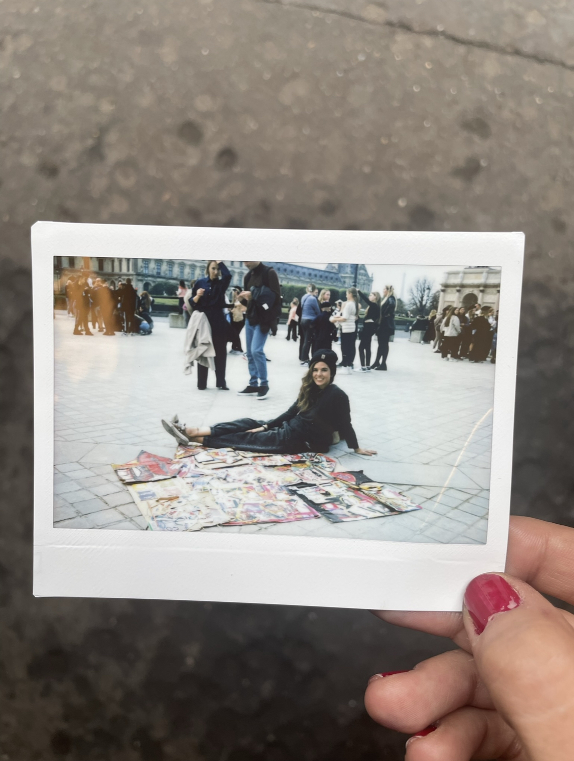 Ayşe Lydie Tesson — polaroid devant le Louvre, Paris