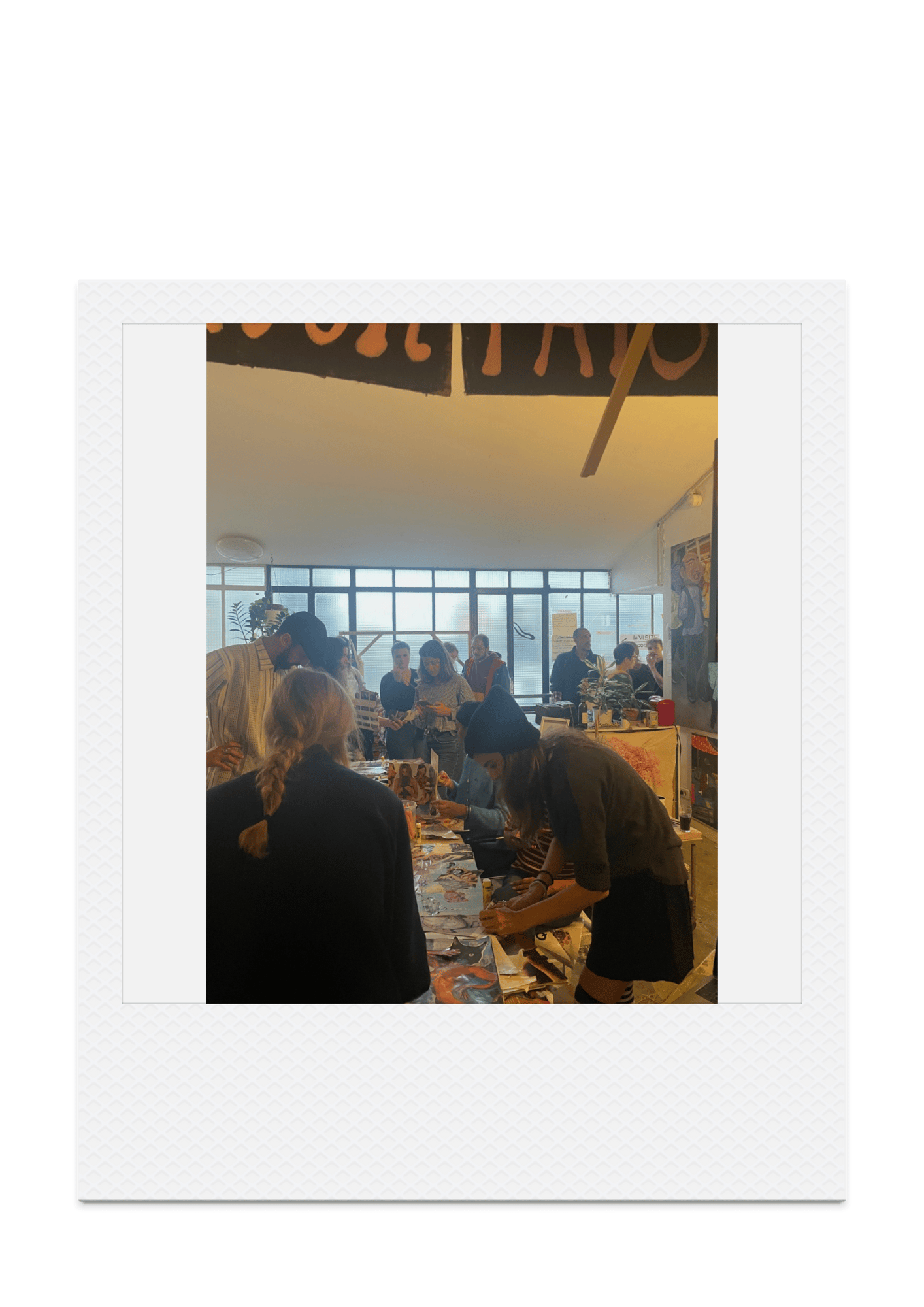 Mains assemblant des collages en atelier