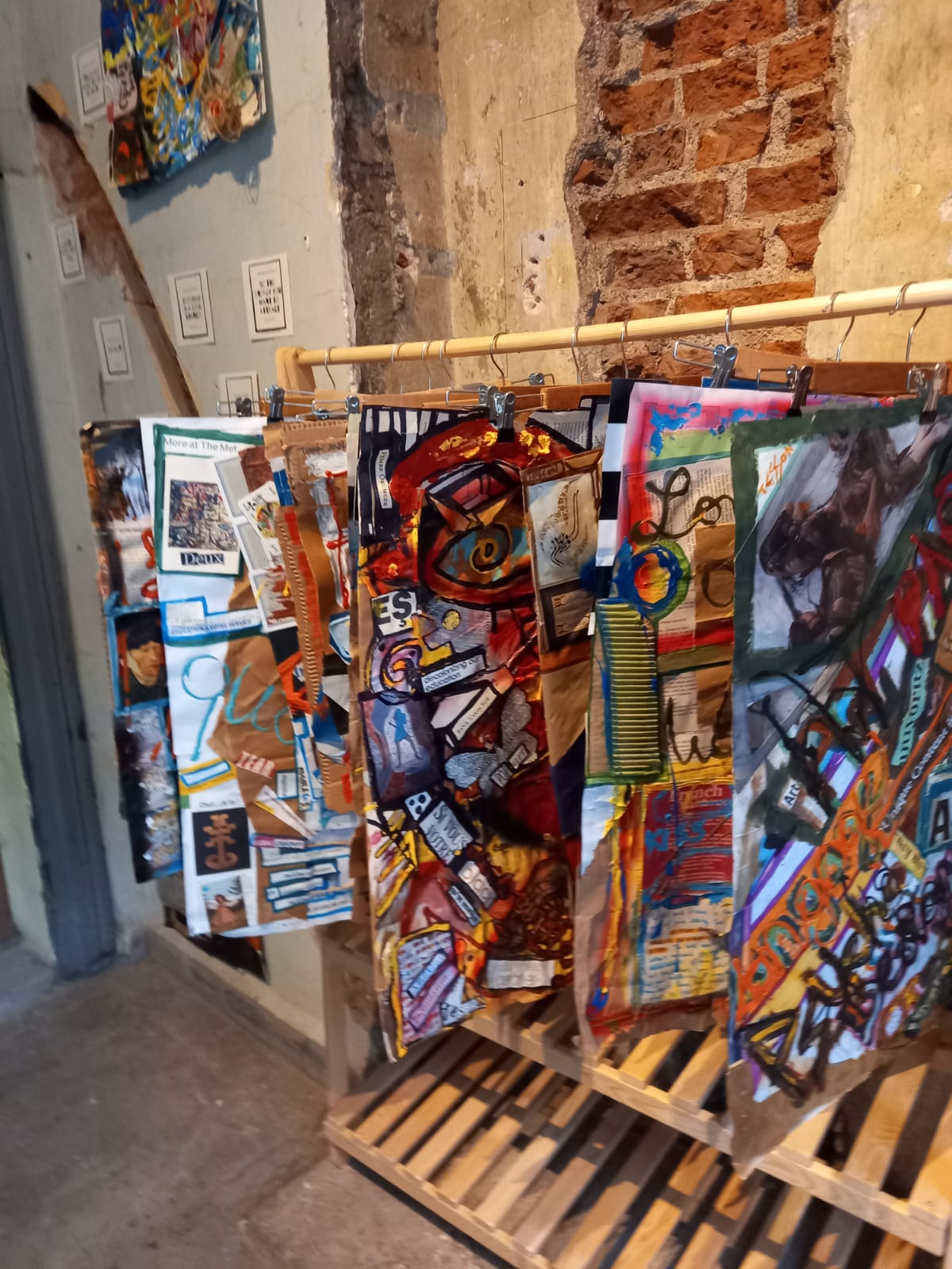 TomTom Sustainable Living Festival — portants de collages sur papier kraft