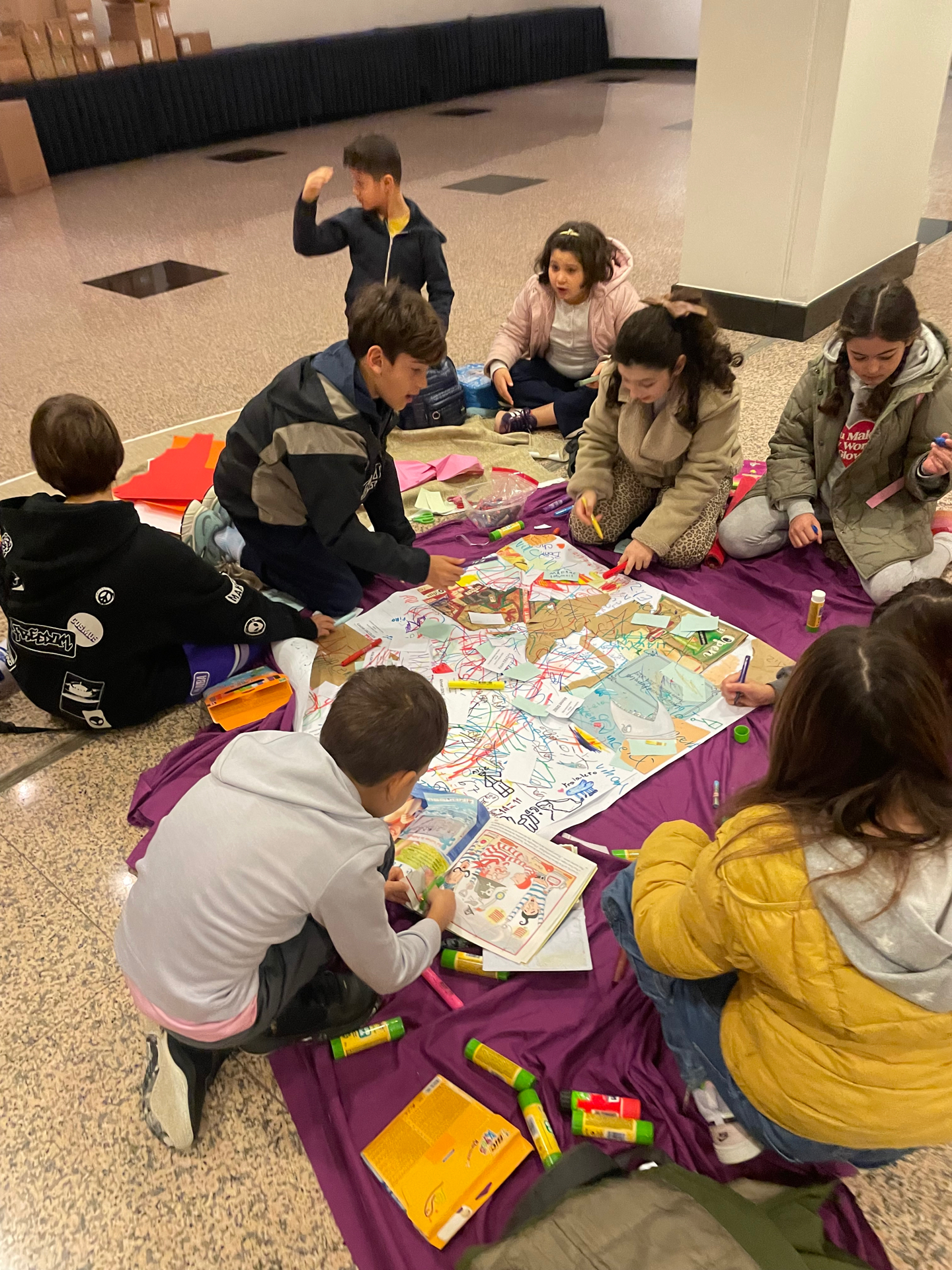 Biennale de Danse — enfants autour du collage collectif